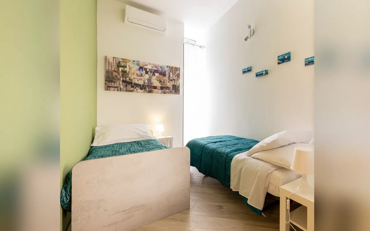 Camera con bagno privato — La Dimora del Tritone, Napoli (Campania) (foto 20)