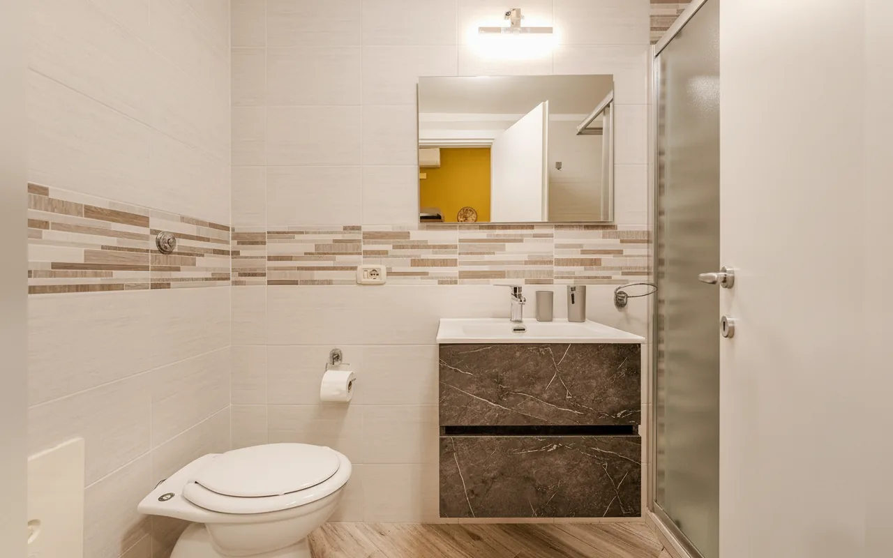 Camera con bagno privato — La Dimora del Tritone, Napoli (Campania) (foto 25)